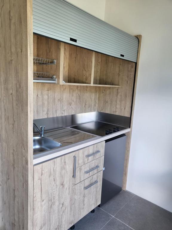 Kuchyň nebo kuchyňský kout v ubytování Crawlbay Suites Hotel