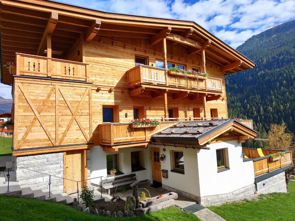 ein Holzhaus mit Balkon darüber in der Unterkunft Landhaus Löberbauer in Tux