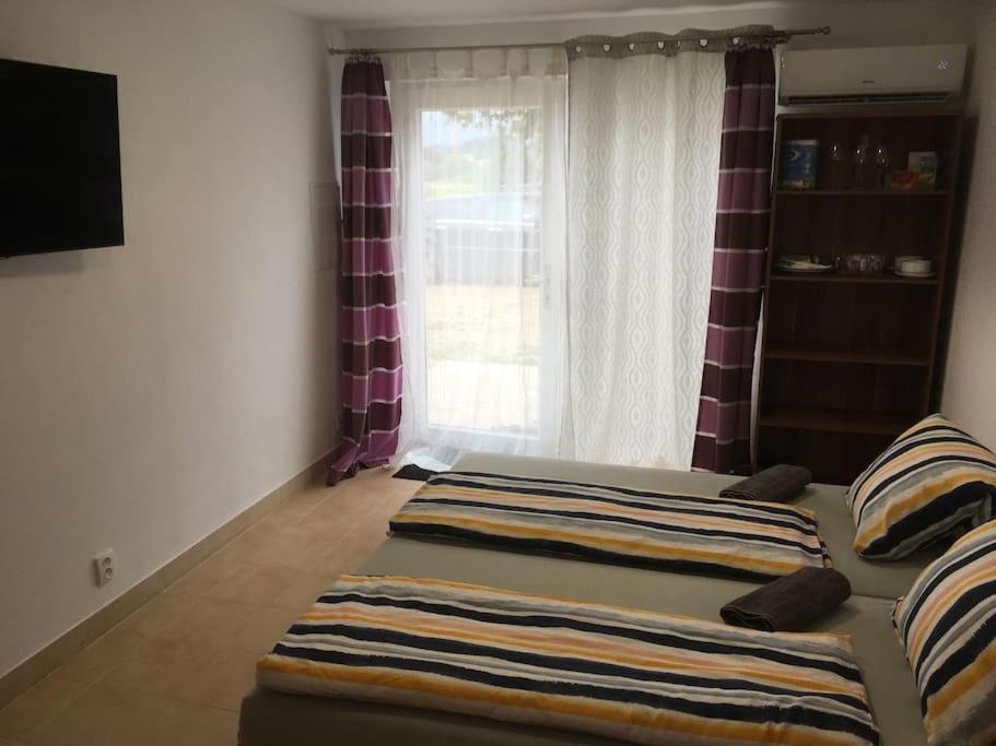 Postel nebo postele na pokoji v ubytování Apartmány U Hadiny