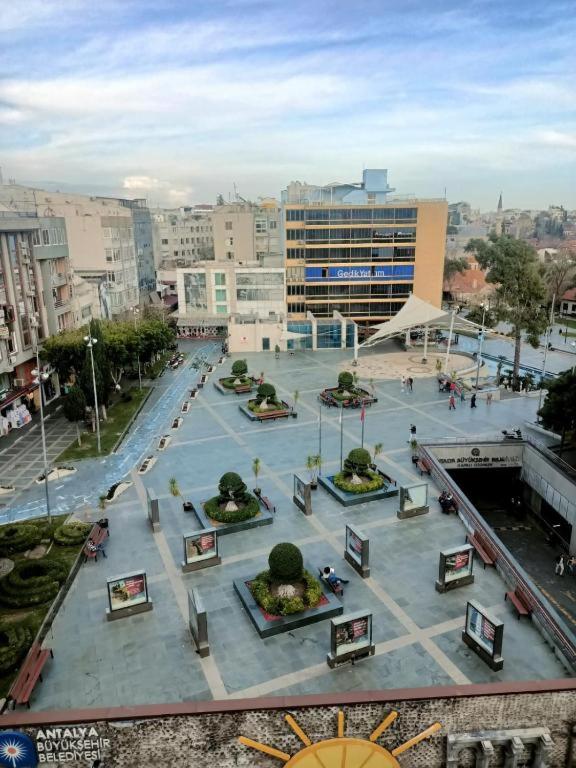 Nespecifikovaný výhled na destinaci Antalya nebo výhled na město při pohledu z aparthotelu