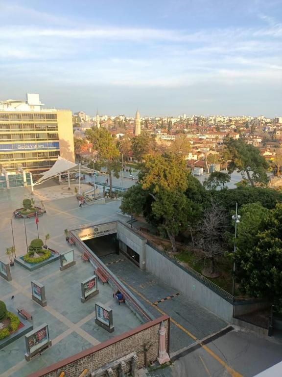 Nespecifikovaný výhled na destinaci Antalya nebo výhled na město při pohledu z aparthotelu