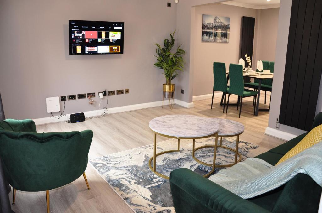 sala de estar con sofá, mesa y sillas en Modern 3 bedroom house- 2 parking spaces- near central MK en Shenley Lodge