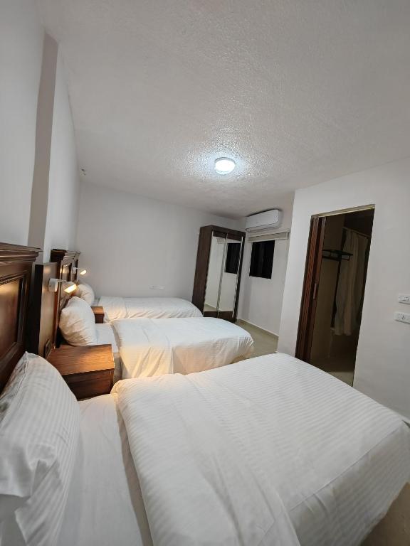 Postel nebo postele na pokoji v ubytování Cleopetra Hotel