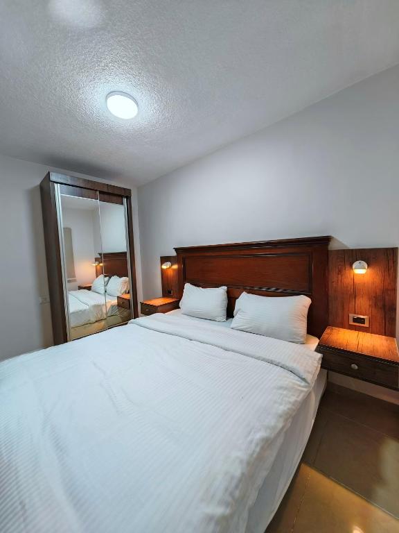 Postel nebo postele na pokoji v ubytování Cleopetra Hotel