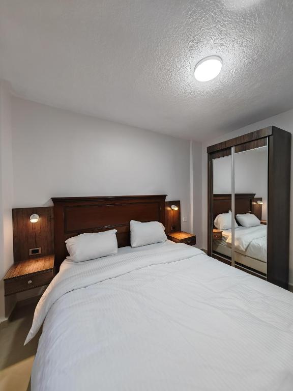 Postel nebo postele na pokoji v ubytování Cleopetra Hotel