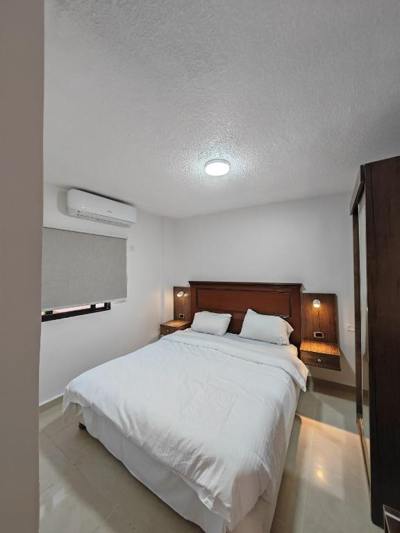 Postel nebo postele na pokoji v ubytování Cleopetra Hotel