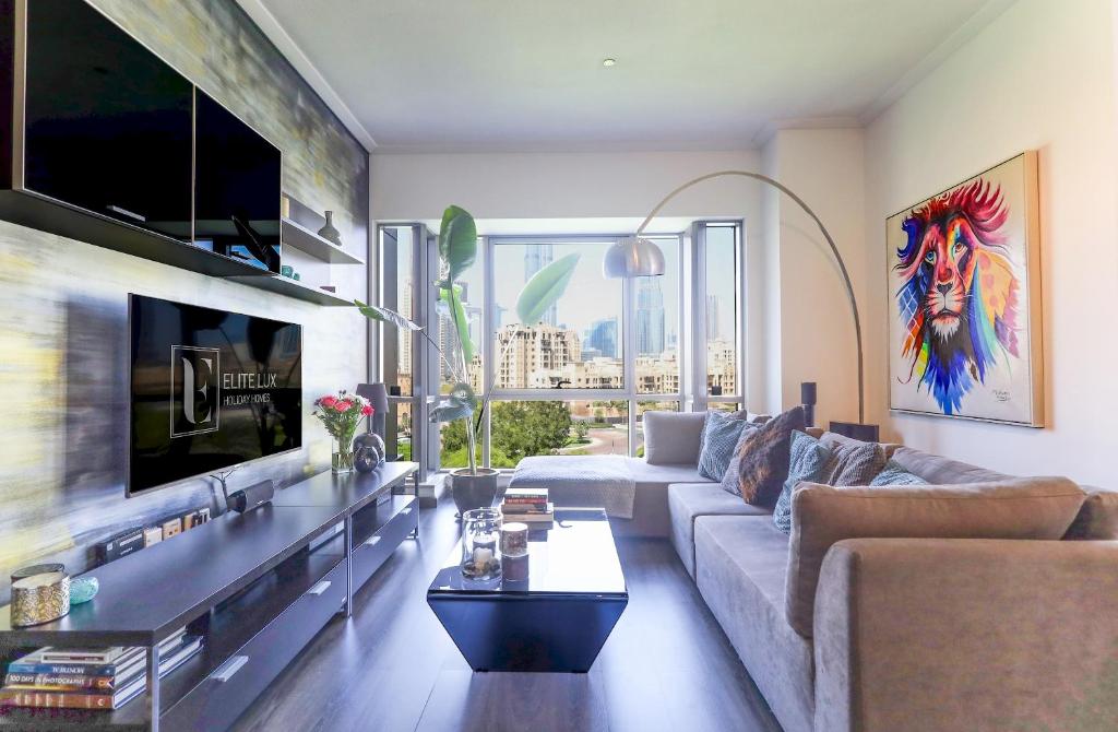 TV a/nebo společenská místnost v ubytování Elite LUX Holiday Homes - Luxe 2BR Stunning Burj Khalifa View Downtown Dubai