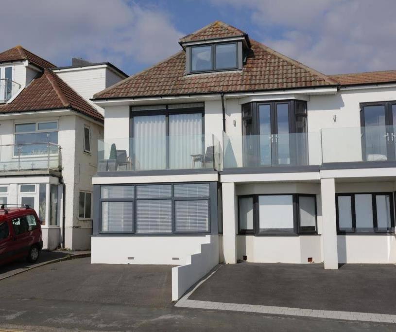 een wit huis met veel ramen bij BOURNECOAST: 3 BED-SEA VIEWS/BALCONY/GARDEN-HB6314 in Southbourne