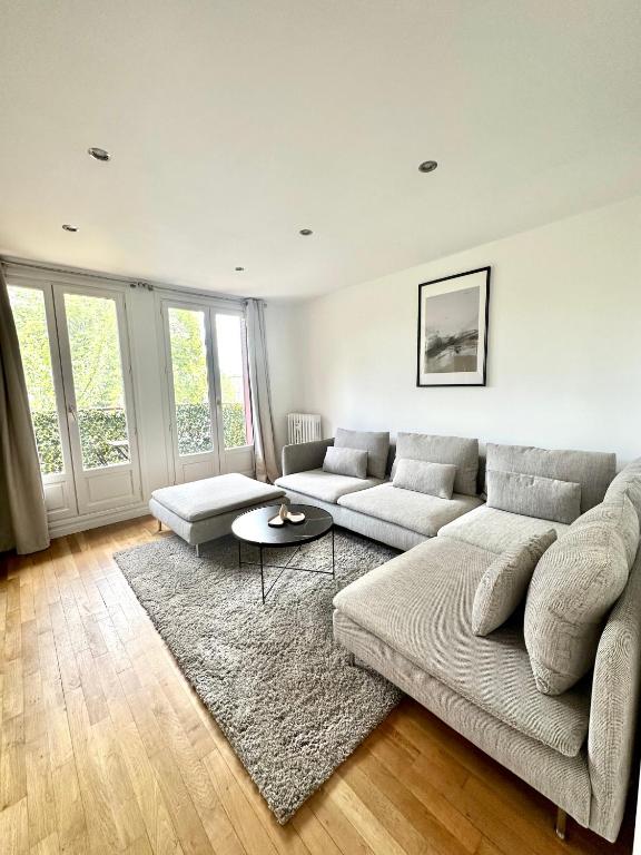 un salon avec un canapé et une table dans l'établissement Chaleureux T3, à 20 min de Paris, à Argenteuil