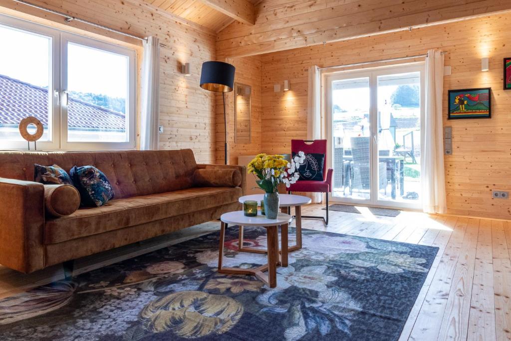 een woonkamer met een bank en een tafel bij Holzhaus in Diemelsee