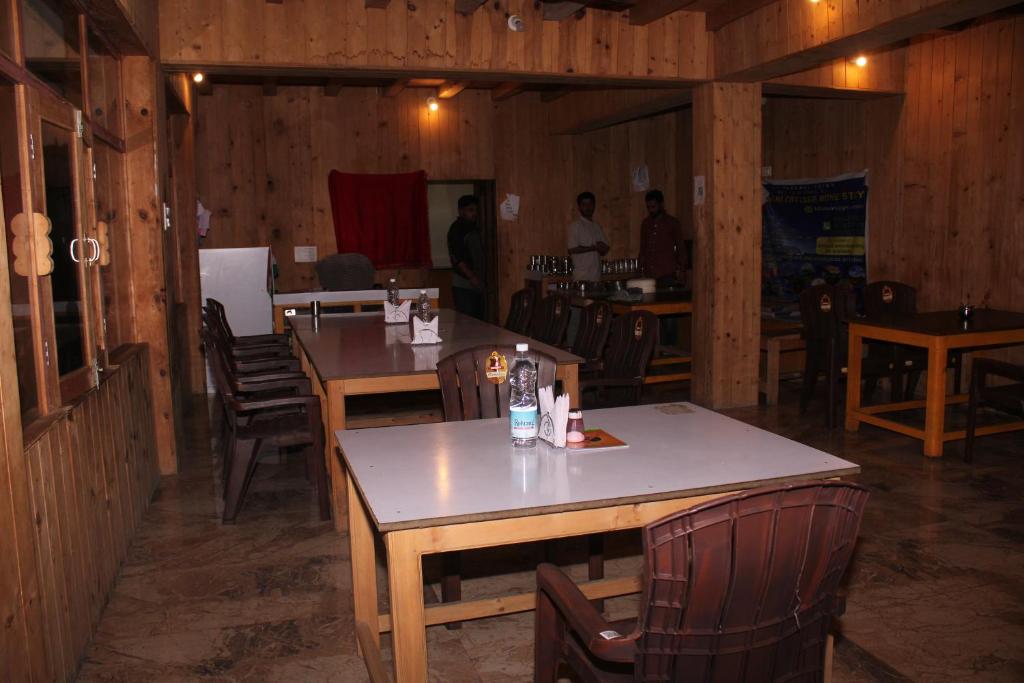 Restaurace v ubytování Hotel Mannat Sach Pass