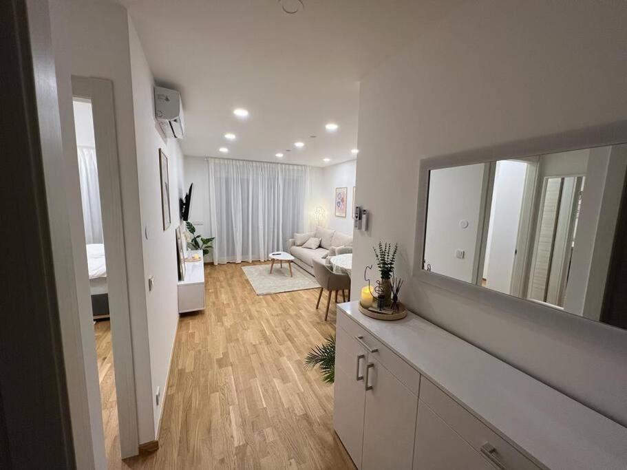 sala de estar con sofá y espejo grande en Apartment Borovje-River View, en Zagreb