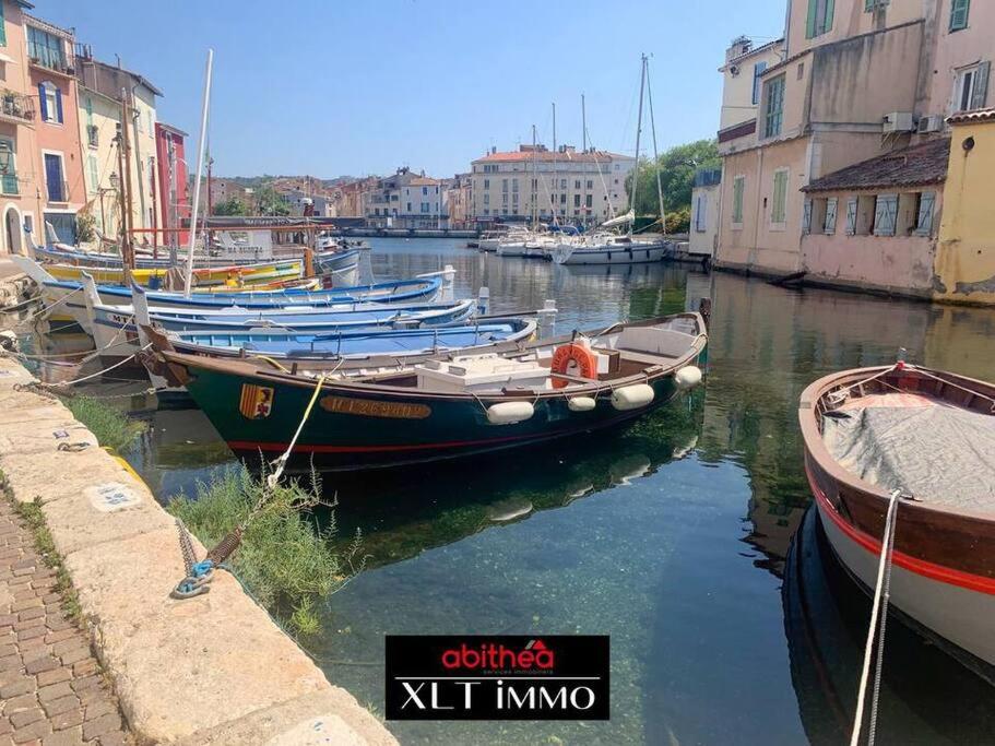 eine Gruppe von Booten wird in einem Kanal angedockt in der Unterkunft Studio île Martigues in Martigues