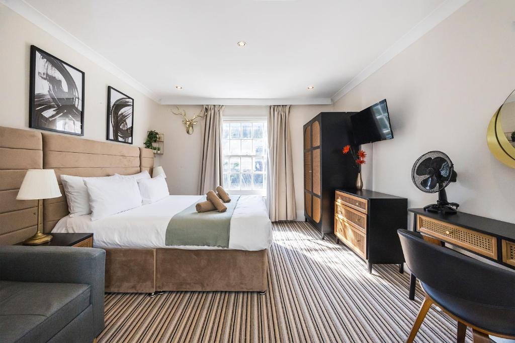 a hotel room with a large bed and a couch at Verv Islington in London