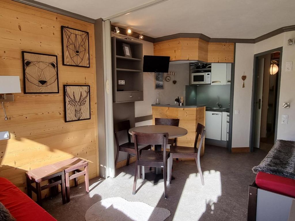 une cuisine et une salle à manger avec une table et des chaises dans l'établissement Studio confort 3/4 pers, accès pistes, animaux admis - FR-1-181-2563, à Aime La Plagne