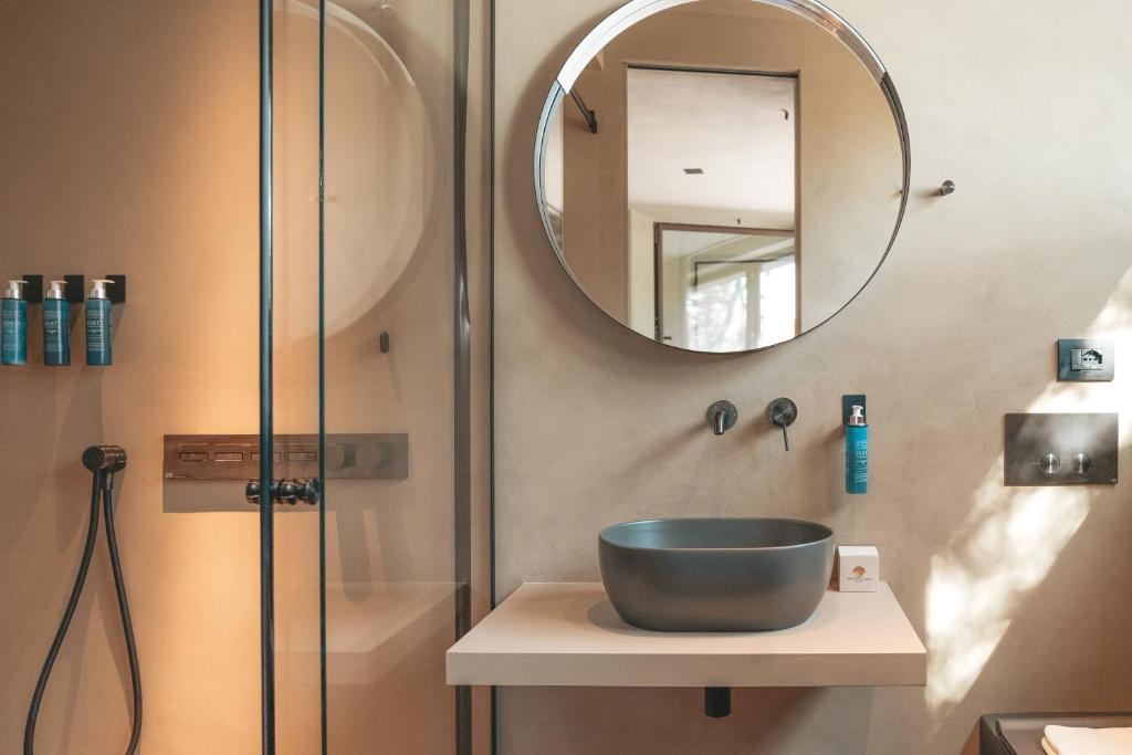een badkamer met een wastafel en een spiegel bij Casacon Sirolo in Sirolo