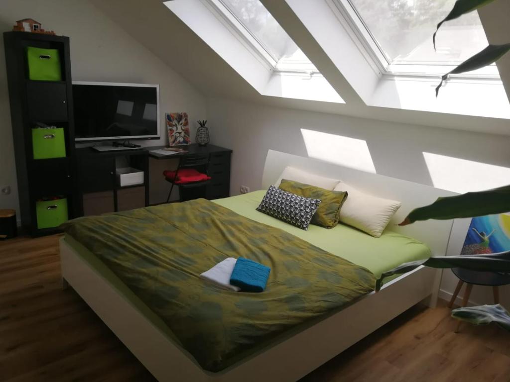 um quarto com uma cama num quarto com uma janela em Gästezimmer mit eigenem Bad in Reihenmittelhaus em Feucht