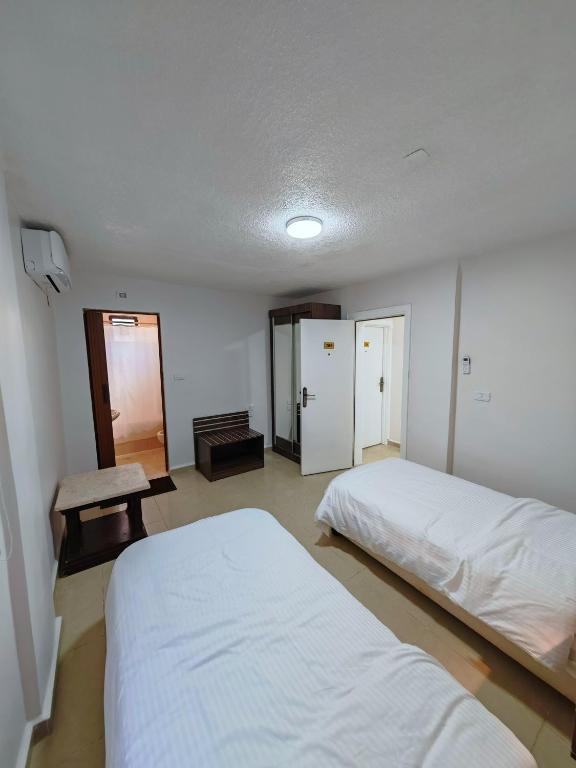 Postel nebo postele na pokoji v ubytování Cleopetra Hotel