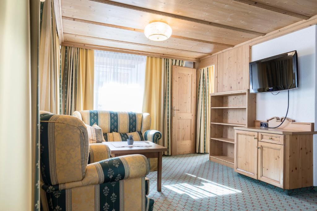 Televízia a/alebo spoločenská miestnosť v ubytovaní Hotel Alte Post