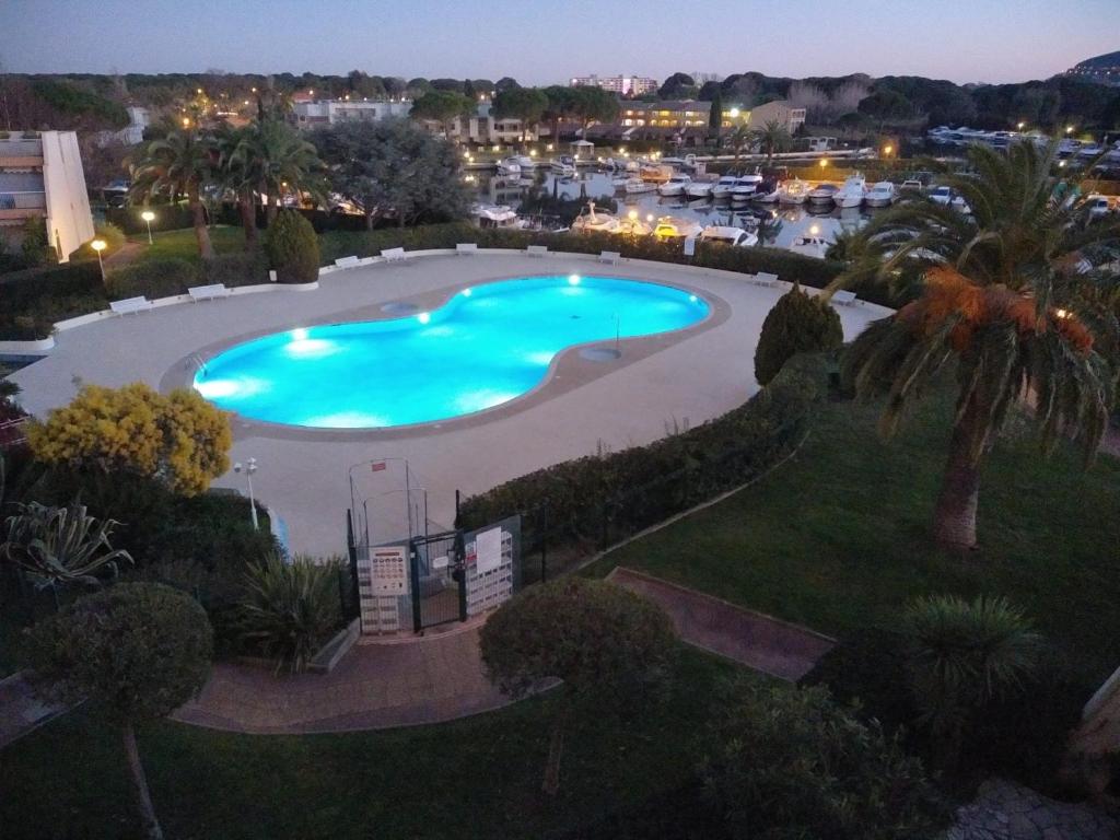 Uma vista da piscina em Lovely Appartment Cannes Marina ou nos arredores