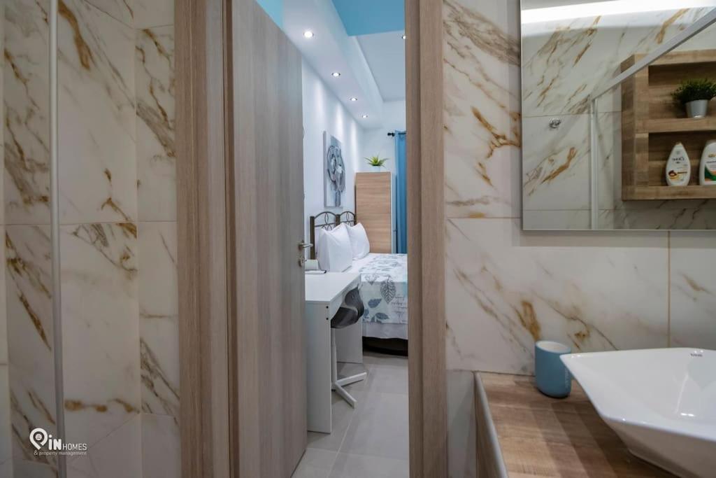 y baño con lavabo y espejo. en 'The Aqua'House Project In Athens, en Atenas
