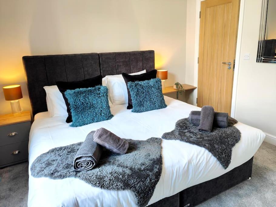 ein Schlafzimmer mit einem großen Bett mit Decken und Kissen in der Unterkunft Carvetii - ANNE House Room 1 - Dbl bed Ground floor en-suite in Carlisle