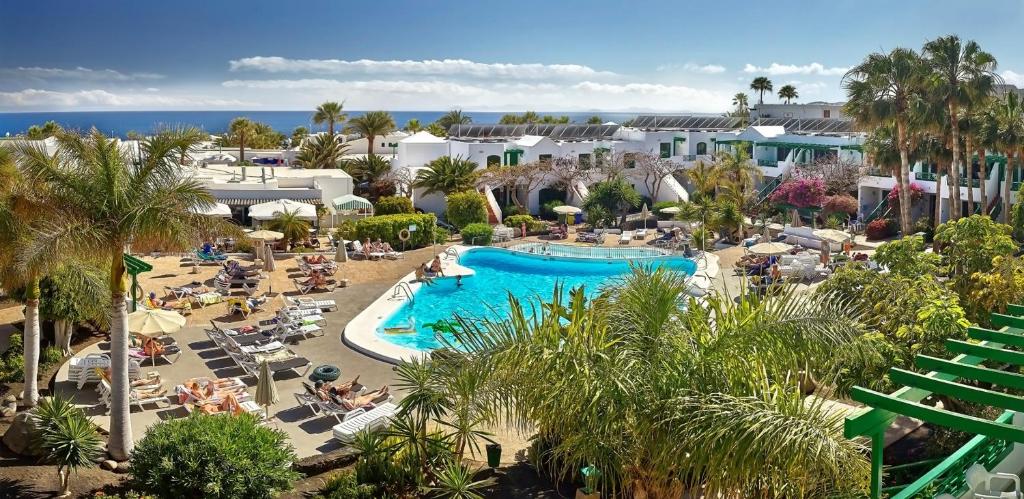 una vista aérea de un complejo con piscina en HG Lomo Blanco, en Puerto del Carmen