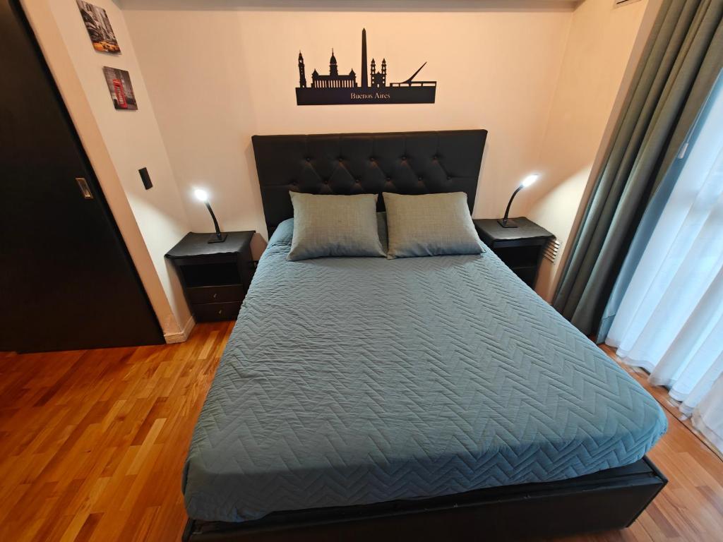 1 dormitorio con 1 cama grande y 2 mesitas de noche en Monoambiente moderno y luminoso totalmente equipado en Belgrano en Buenos Aires