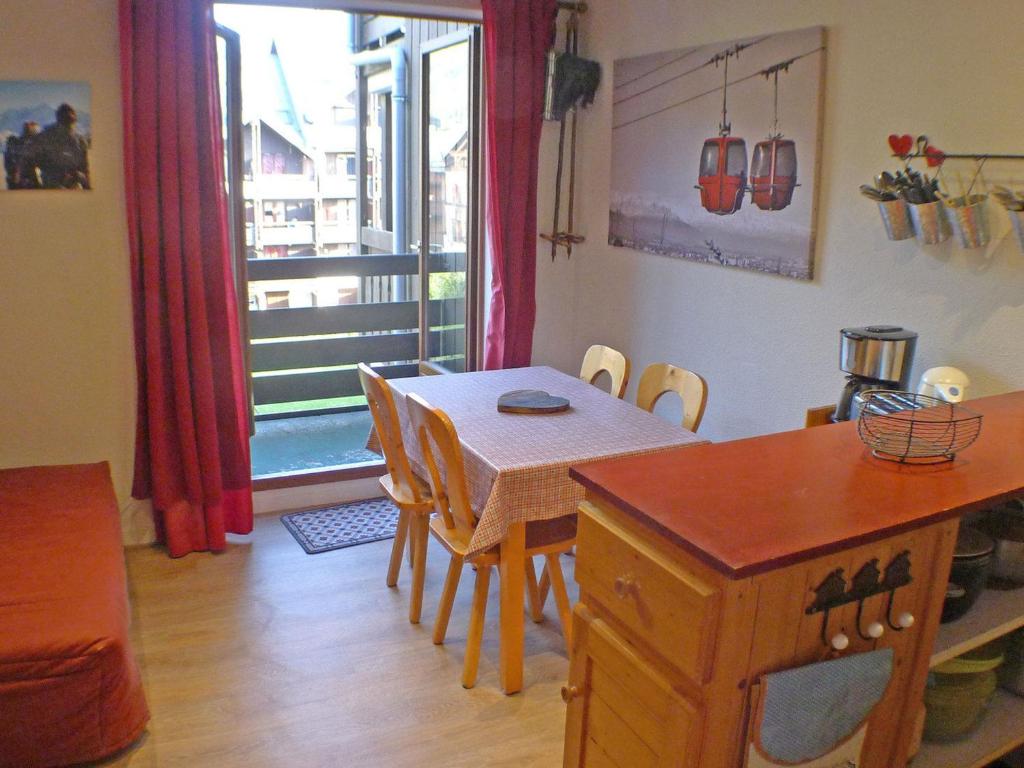 a kitchen and dining room with a table and a window at Studio Samoëns, 2 pièces, 5 personnes - FR-1-629-20 in Samoëns