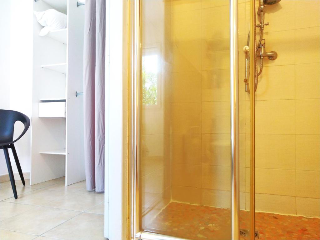 Bagno di Le Parc Jean Édouard - Spa avec jacuzzi privé - Superbe villa 4 chambres - 9 couchages - 6 lits - Poêle - Parking - Climatisation réversible- Terrasse ombragée et grand jardin