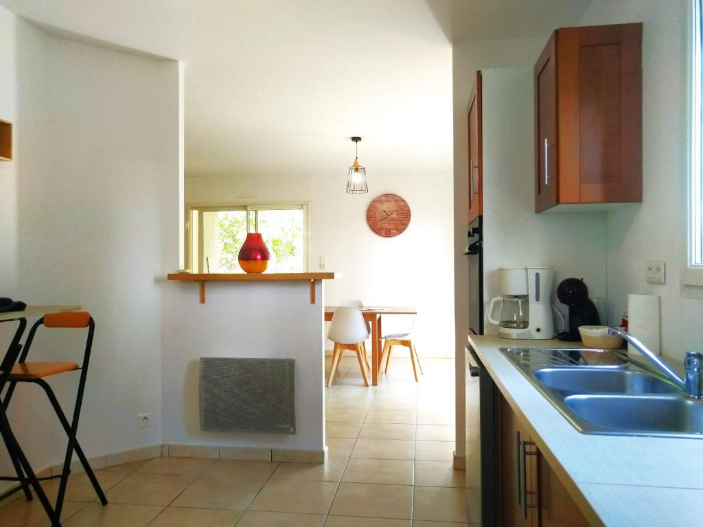 Cucina o angolo cottura di Le Parc Jean Édouard - Spa avec jacuzzi privé - Superbe villa 4 chambres - 9 couchages - 6 lits - Poêle - Parking - Climatisation réversible- Terrasse ombragée et grand jardin