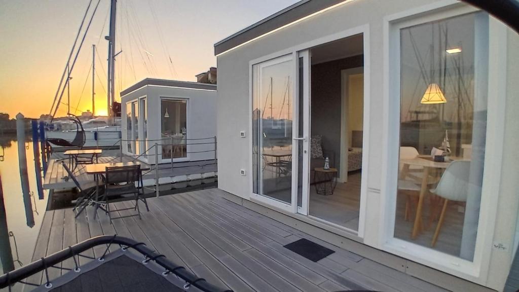 Balkón nebo terasa v ubytování Marina degli Estensi Floating Resort