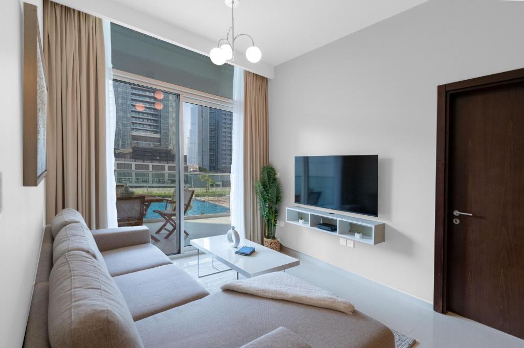 TV a/nebo společenská místnost v ubytování Relaxing 2BR at Vera Residences