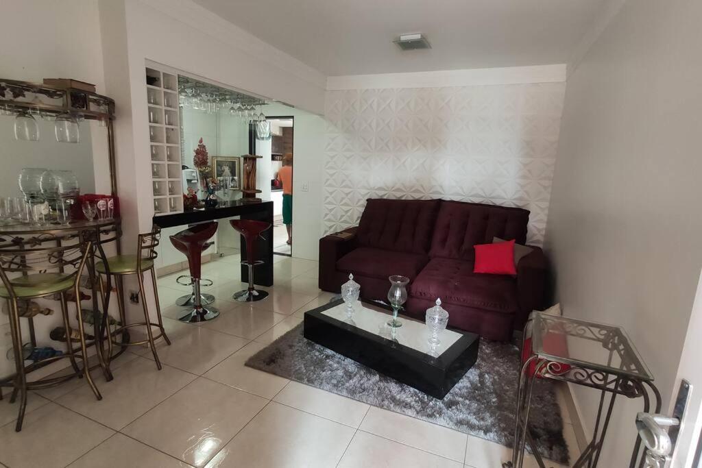soggiorno con divano e bar di Casa Moderna em Patos de Minas a Patos de Minas
