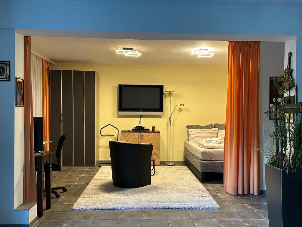 多特蒙德的住宿－Appartement House Dortmund，一间带电视和床的客厅