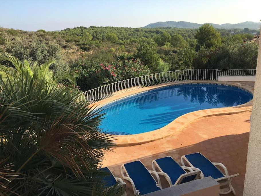 una piscina con tumbonas junto a ella en Casa La Vida, stijlvolle Spaanse villa met uniek uitzicht!, en Benitachell