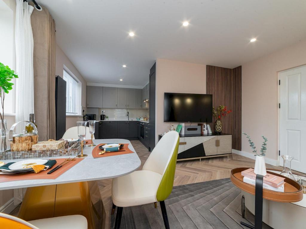 uma cozinha e sala de estar com mesa e cadeiras em Pass the Keys FLAT 3 Modern and Luxurious Duplex 3Br Central Location em Londres