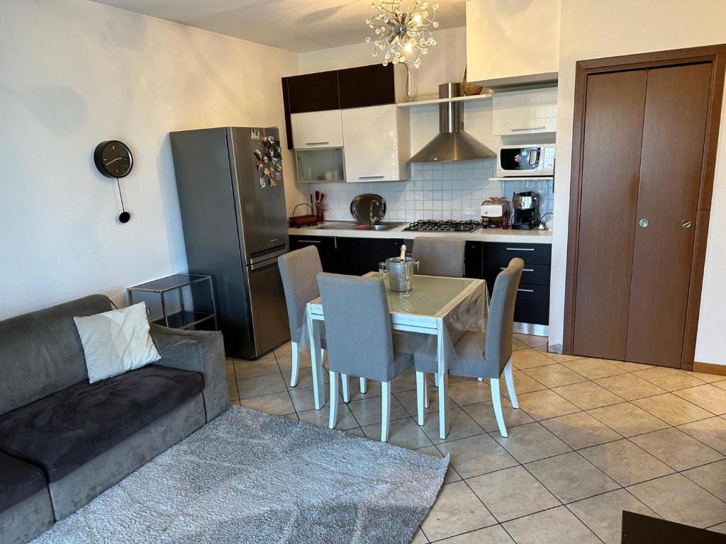 een keuken en een woonkamer met een tafel en een bank bij Da Vanessa in Lido degli Estensi