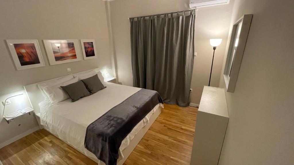 Postel nebo postele na pokoji v ubytování 2 Newly Renovated Charming Apartments steps from Panormou Metro Station