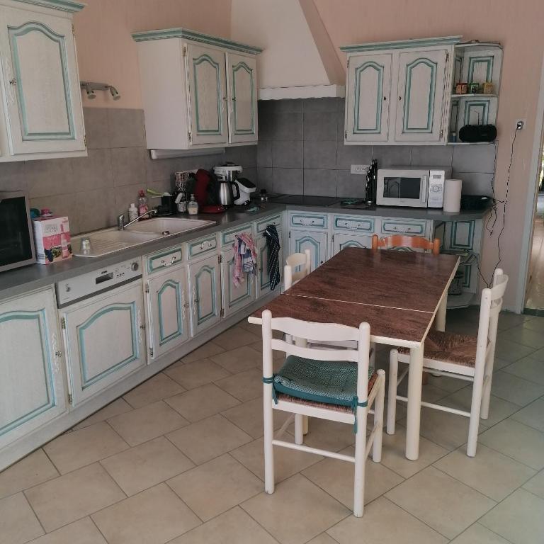 Kuchyň nebo kuchyňský kout v ubytování Vallée du Serein