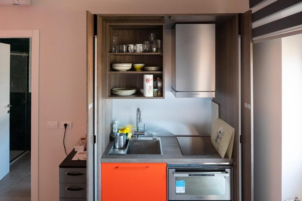 A kitchen or kitchenette at Milano primaticcio - Monolocale