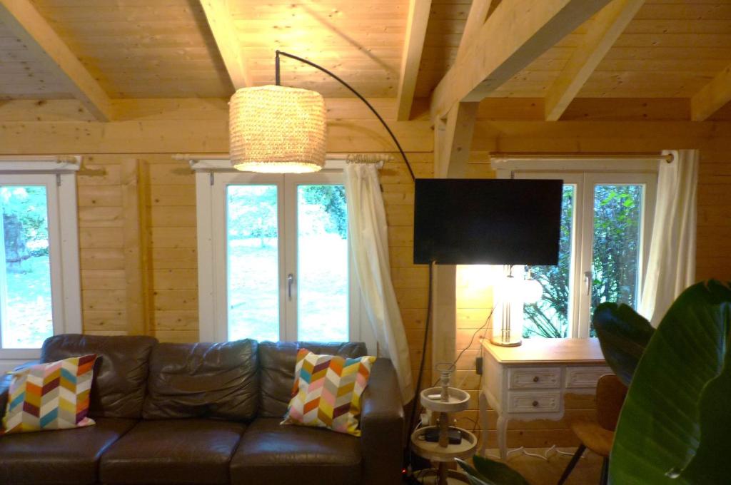 TV a/nebo společenská místnost v ubytování Wood-and-work
