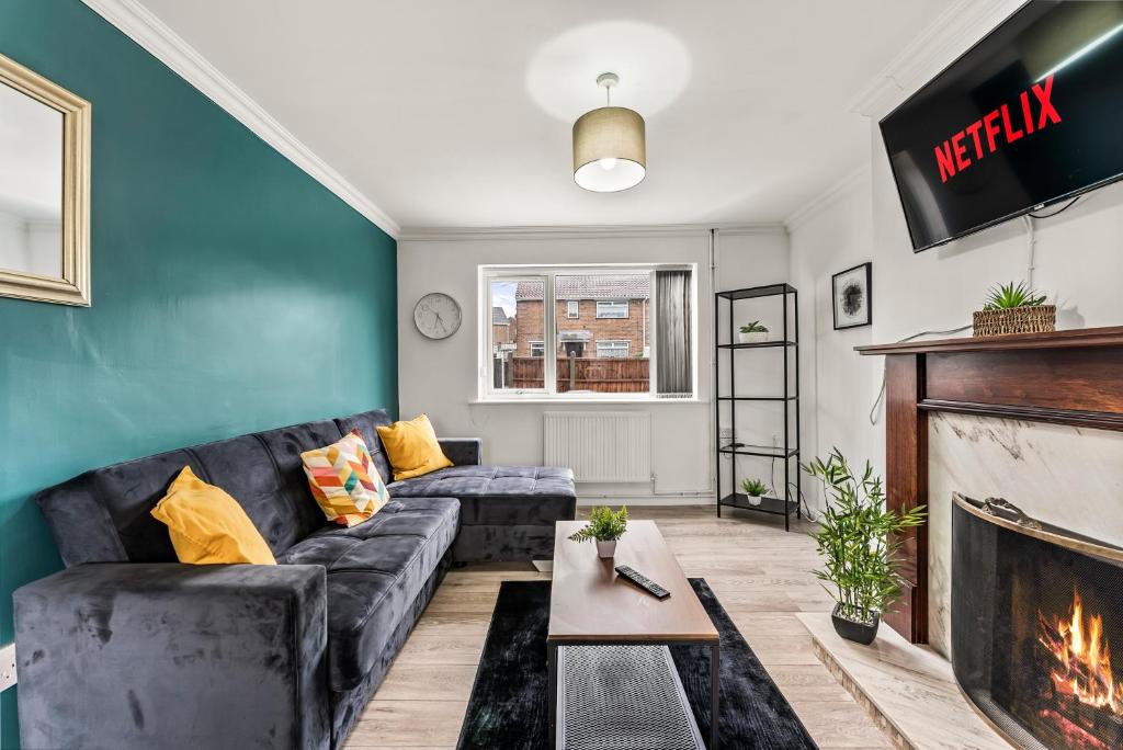 uma sala de estar com um sofá e uma lareira em Stunning Abode in Ashford - Parking - Sleeps 7 em Skegby