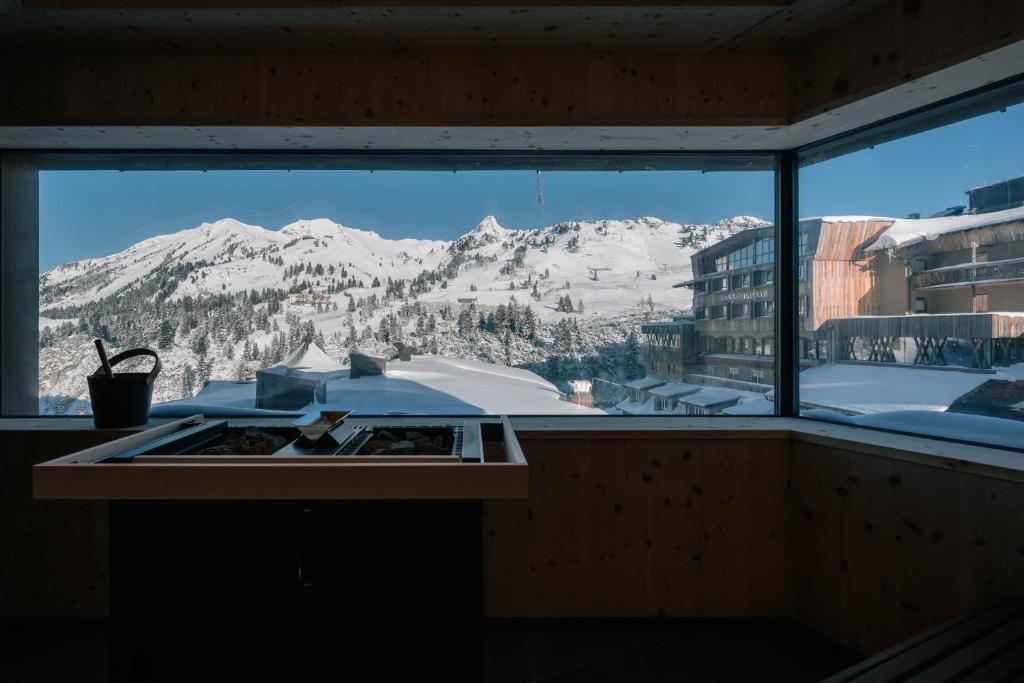 Nespecifikovaný výhled na hory nebo výhled na hory při pohledu z hotelu
