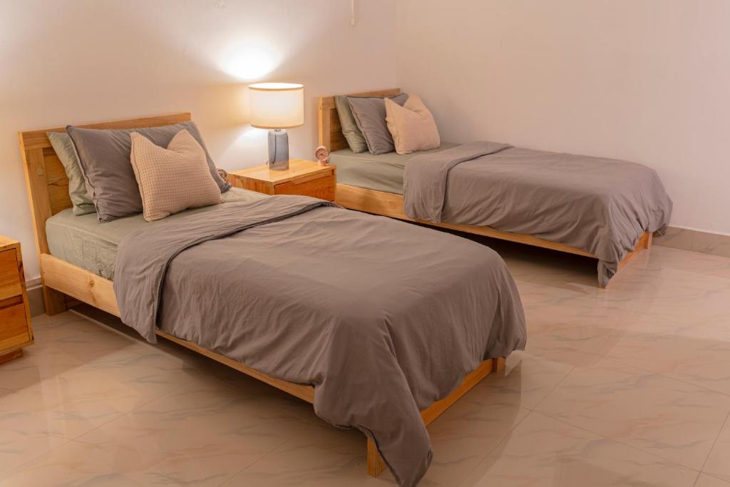 En eller flere senge i et værelse på Sewaro Homestay