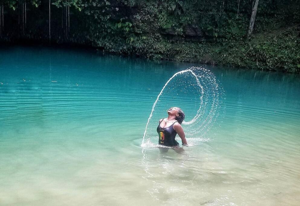 Una donna in un corpo d'acqua con un tubo dell'acqua. di Paris' -Oasis a Discovery Bay