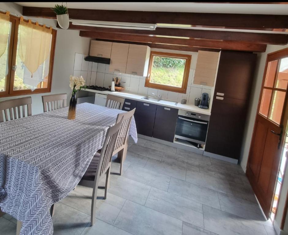 Kuchyň nebo kuchyňský kout v ubytování Maison de vacances