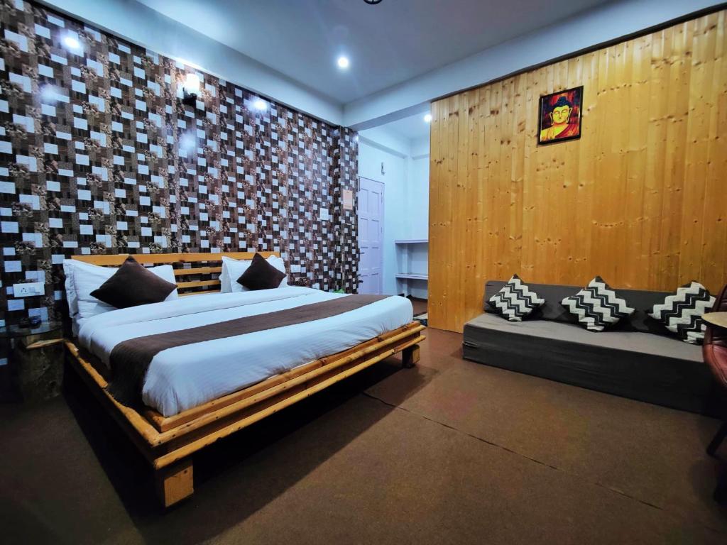 Postel nebo postele na pokoji v ubytování Gadegal Homestay Narkanda - Rooms & Pahadi Café