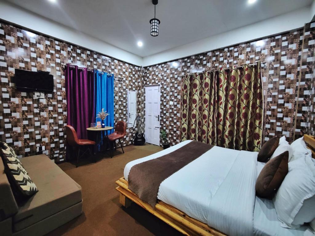 Postel nebo postele na pokoji v ubytování Gadegal Homestay Narkanda - Rooms & Pahadi Café