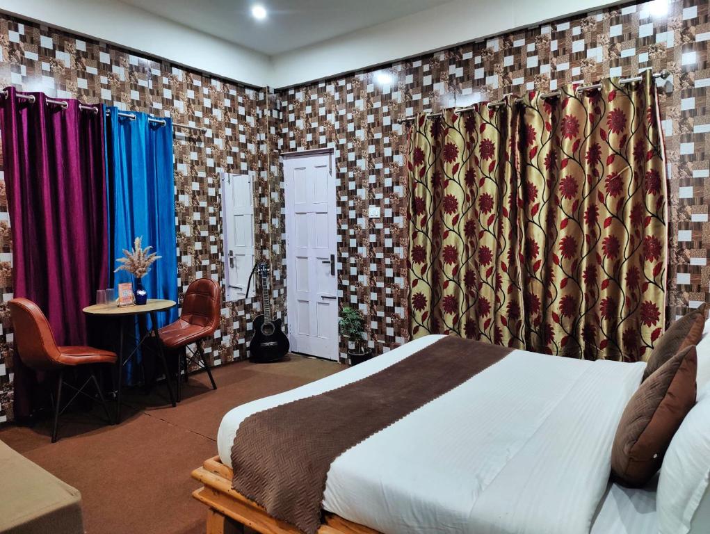 Postel nebo postele na pokoji v ubytování Gadegal Homestay Narkanda - Rooms & Pahadi Café